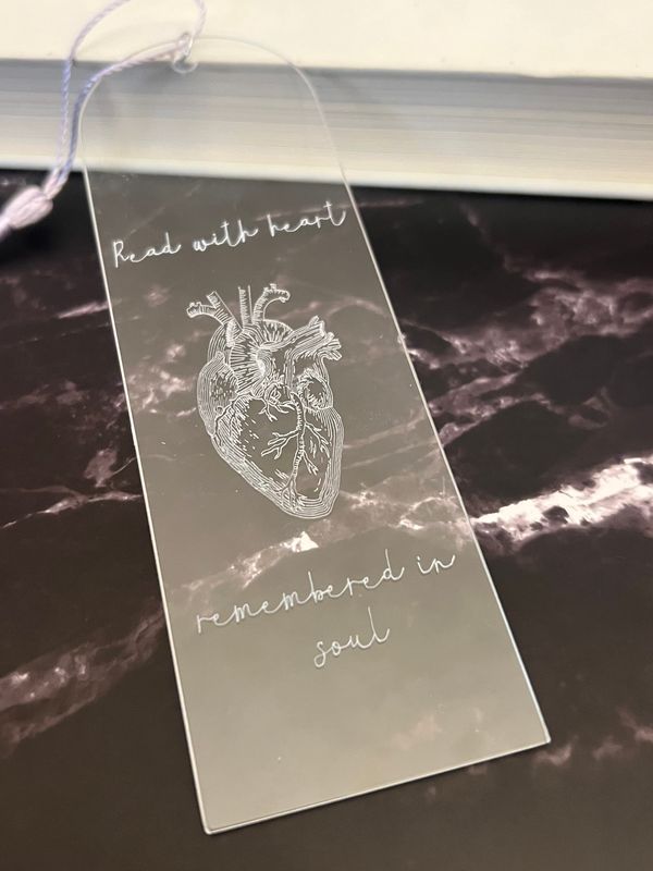 Handgemachtes Acryl Lesezeichen mit Quaste – graviert