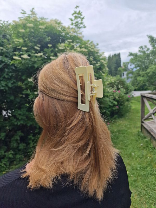 KLASSISK HÅRKLÄMMA MEDIUM VANILJ
