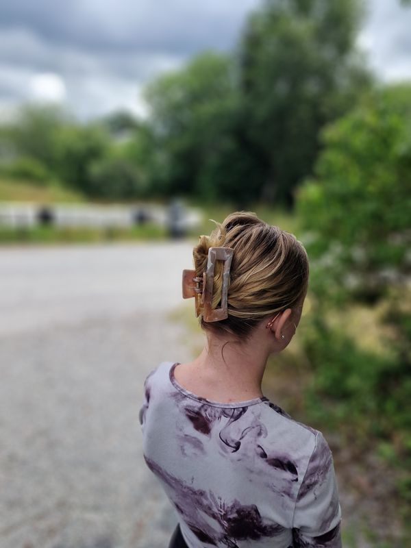 BRUN MARMOR HÅRKLÄMMA – stark, stilren & skonsam