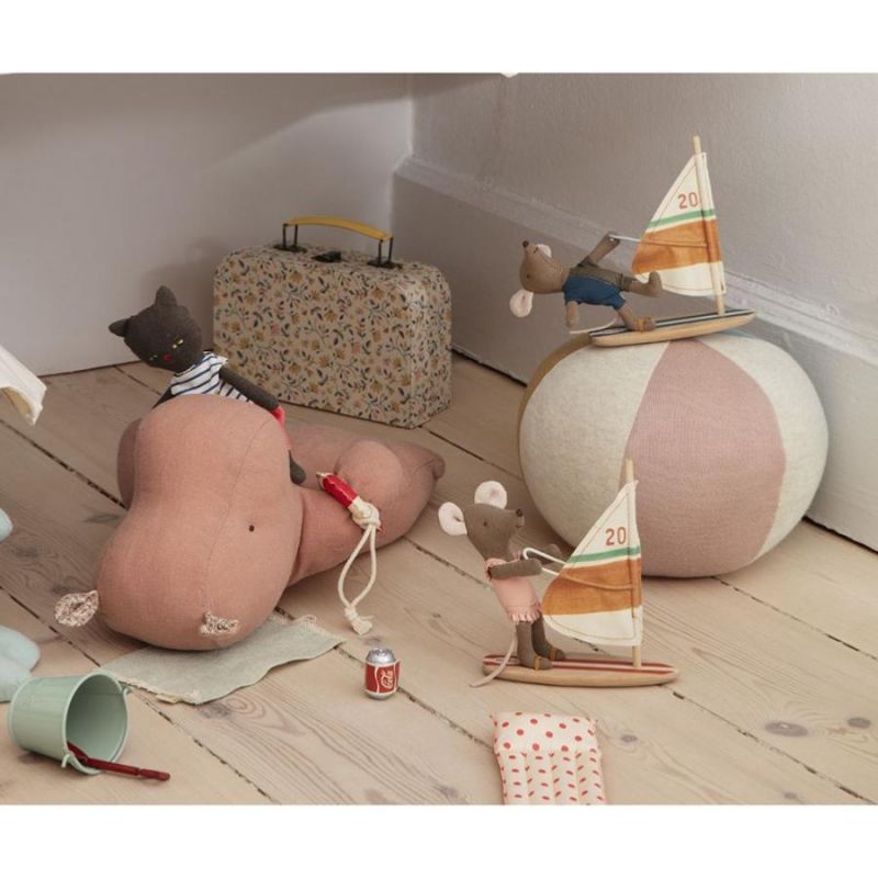 Souris petit-frère et sa planche à voile Maileg