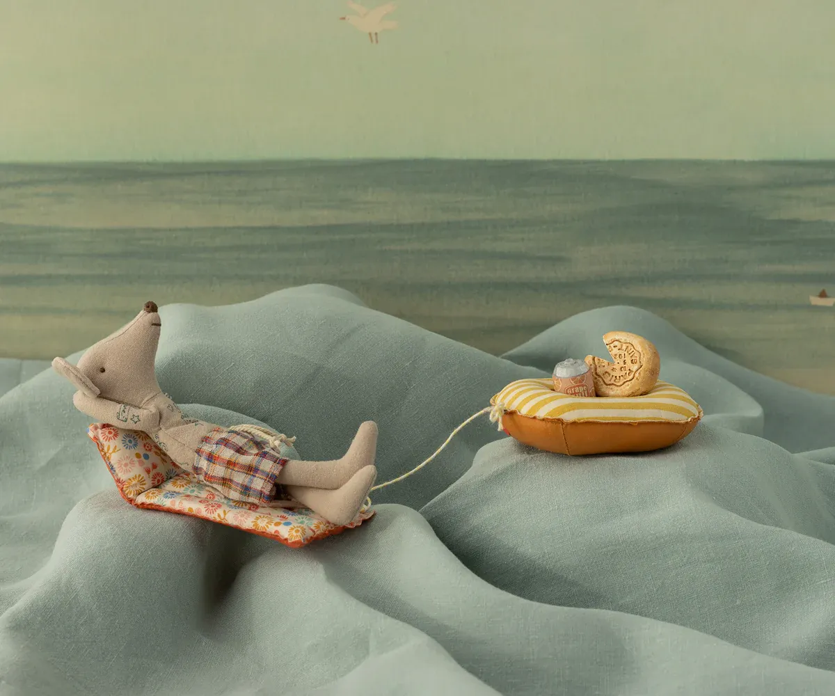 Papa souris de plage avec matelas Maileg