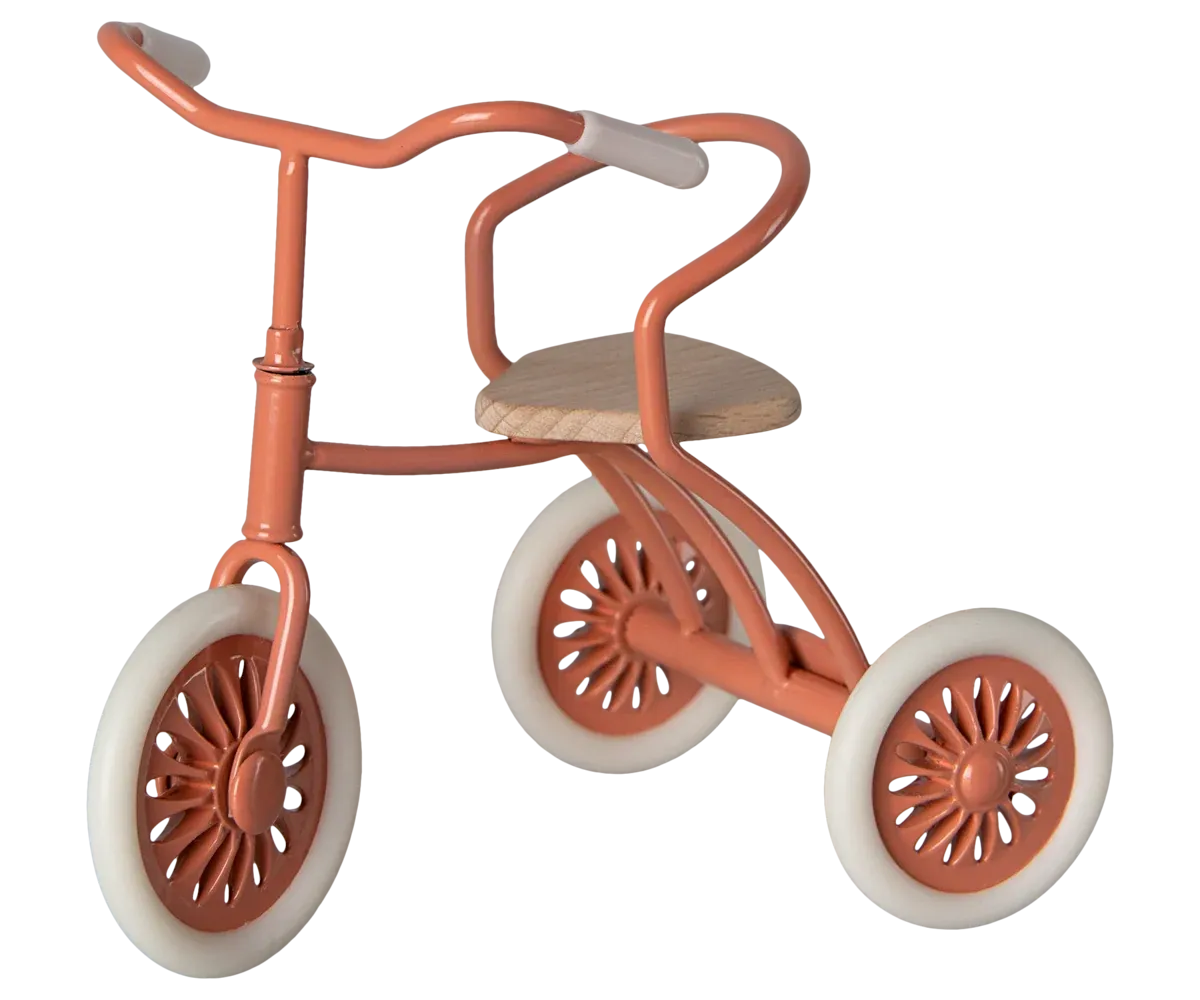 Abri à tricycle rouge pour  souris Maileg