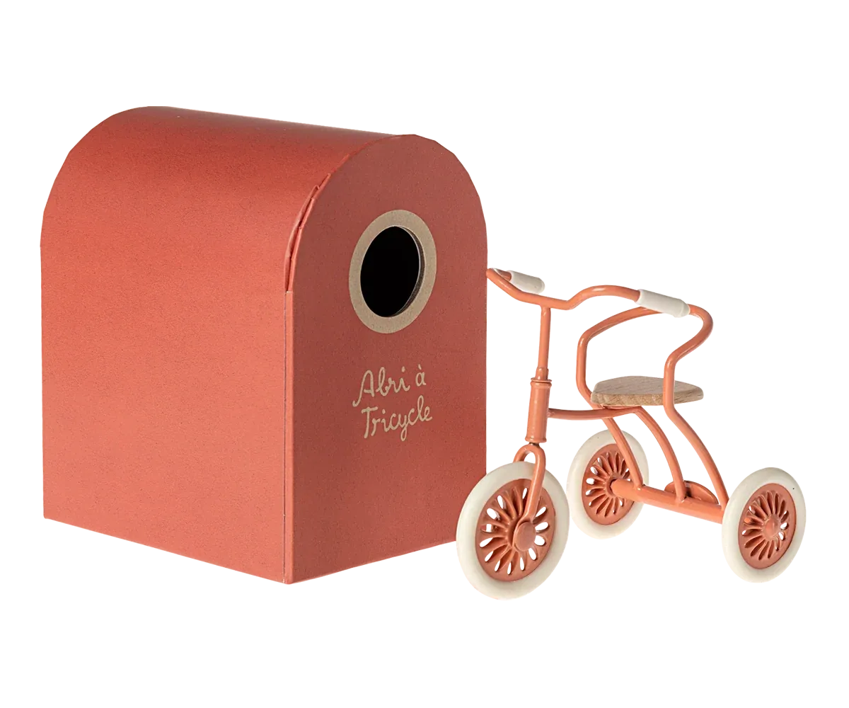 Abri à tricycle rouge pour  souris Maileg