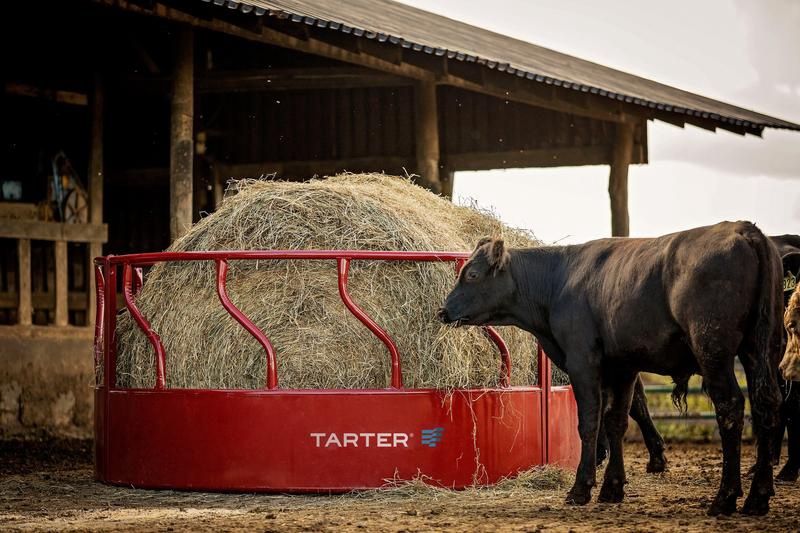 TITAN CATTLE FEEDER W/ HAY SAVER