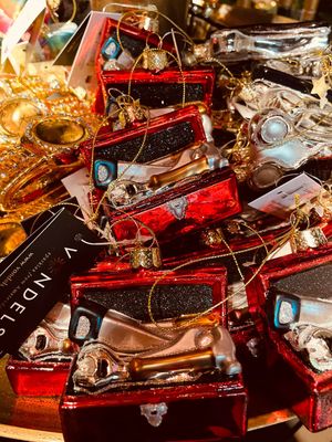 Ornament glass red toolbox H5cm