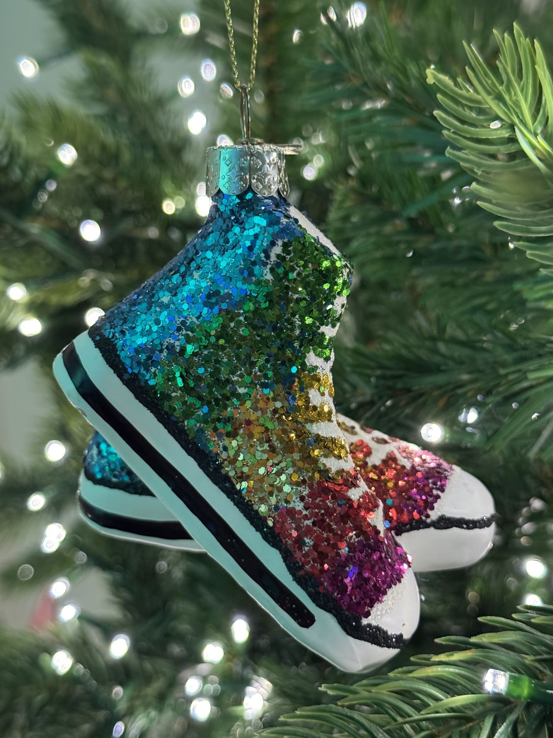 Ornament glass rainbow shoes w/glitter H8cm