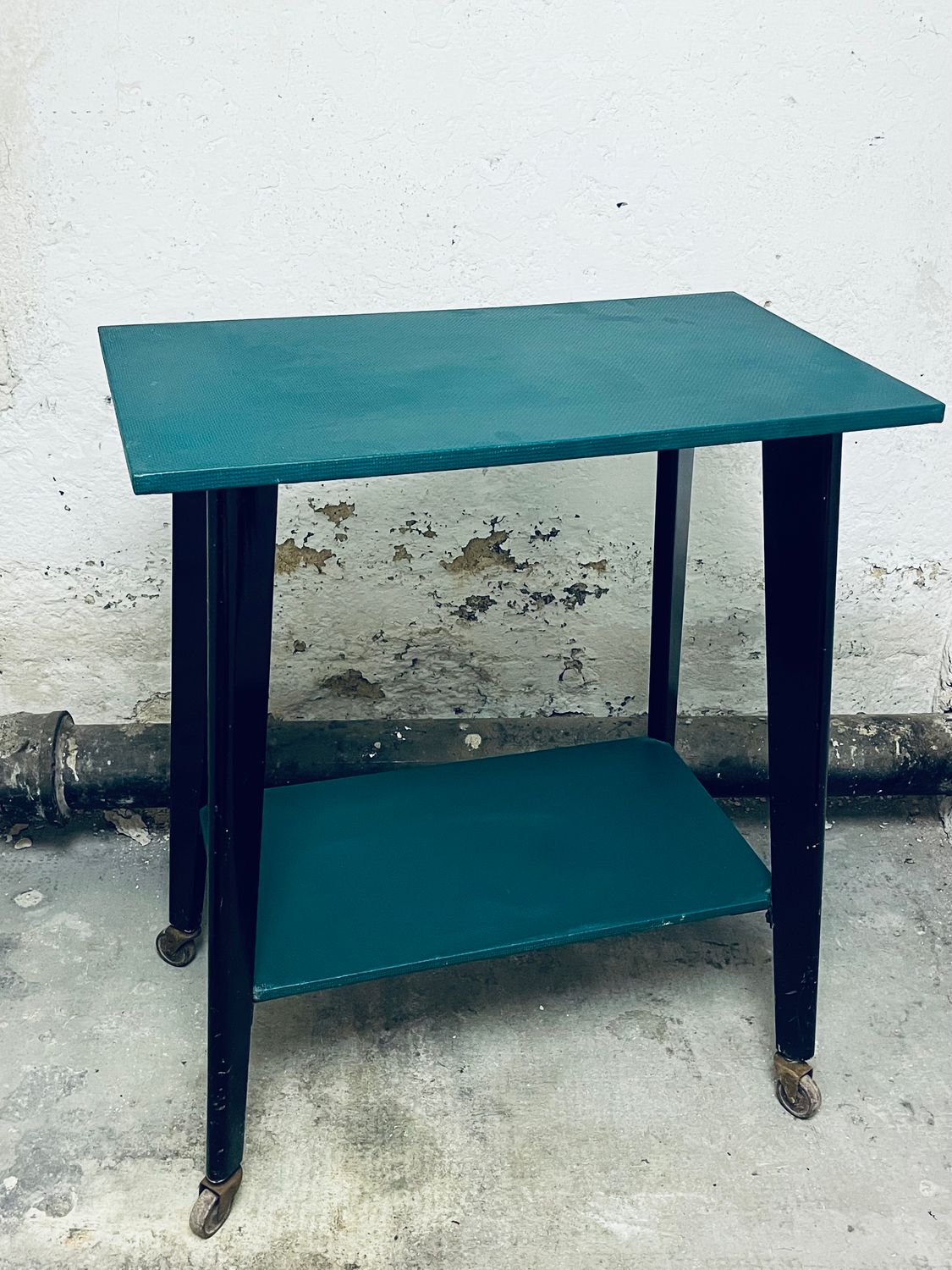 Uniek Mid century vintage side table tv meubel barcart