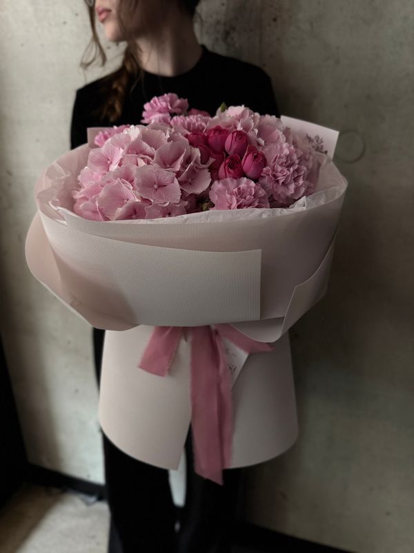 Bouquet pink hydrangeas and raspberry spray roses "Flora"