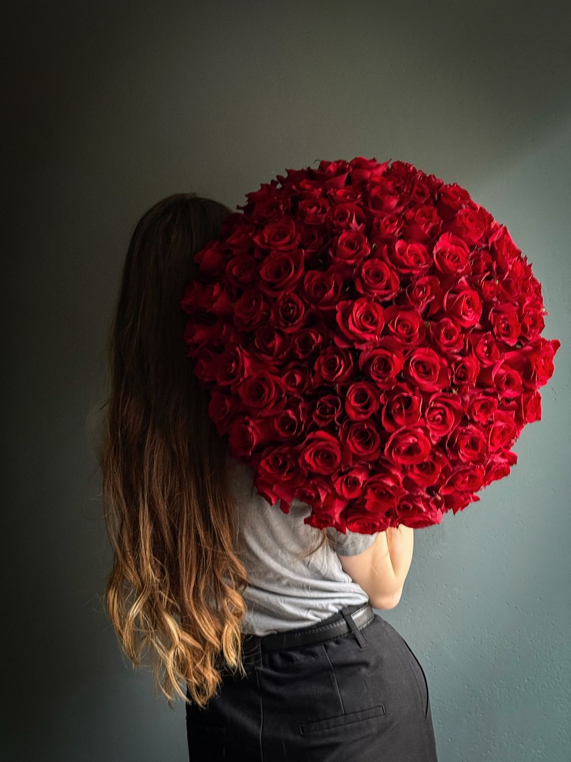 Bouquet of tall red roses tied with a ribbon "Chantal"