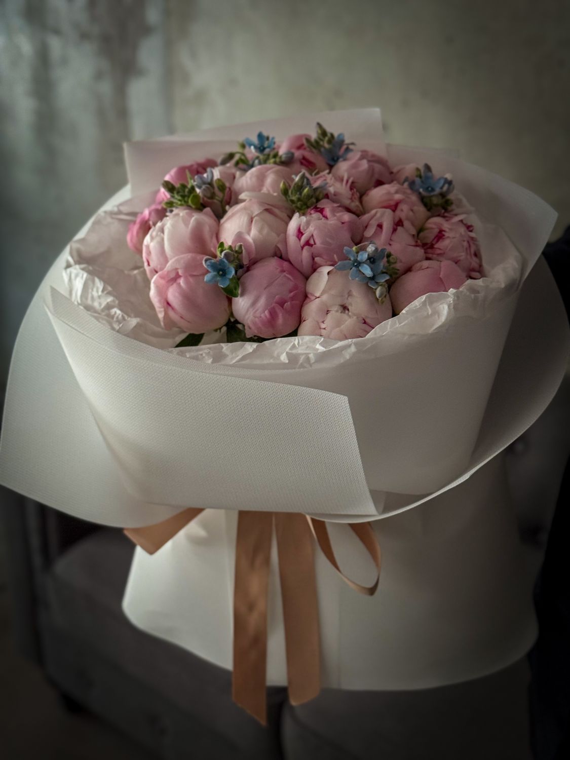 Bouquet Sarah Bernhardt peonies with a blue accent "Oksi"