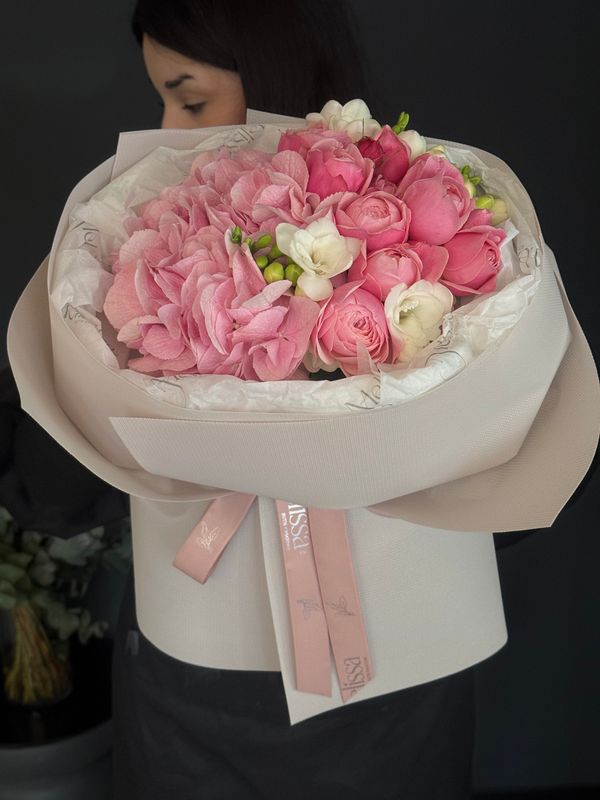 Bouquet with rose, freesia, and hydrangea «Amelia»
