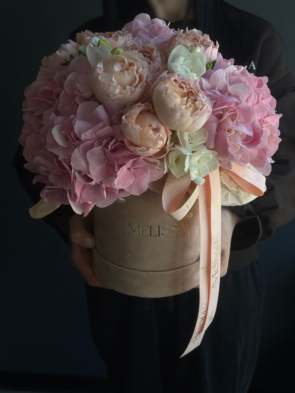 Box with freesias, hydrangeas, and roses «Marine»