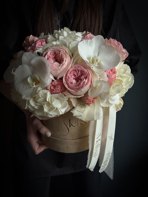Box with white hydrangeas, roses, and orchids «Eva»