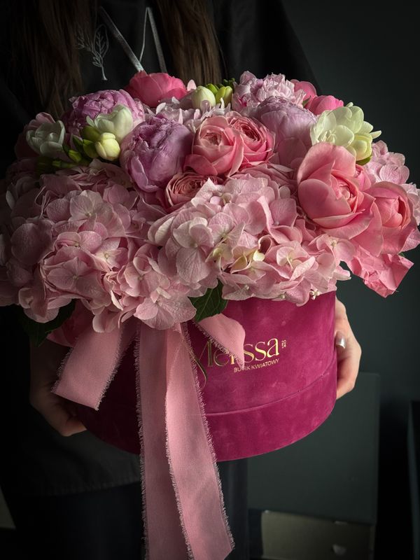 Box with hydrangeas, peonies, roses, and freesias «Maja»
