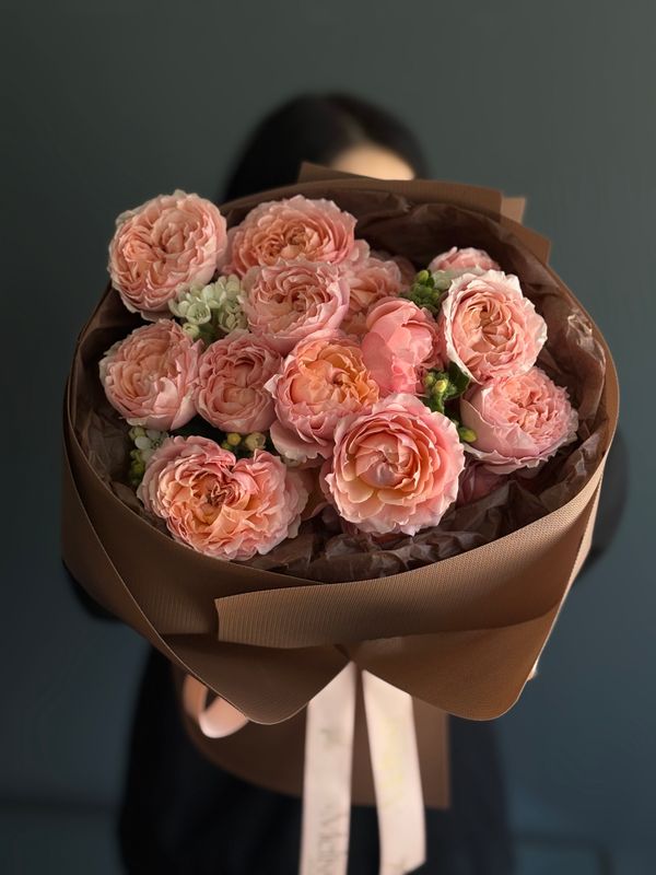 Bouquet with spray roses and oxypetalum «Harlow»