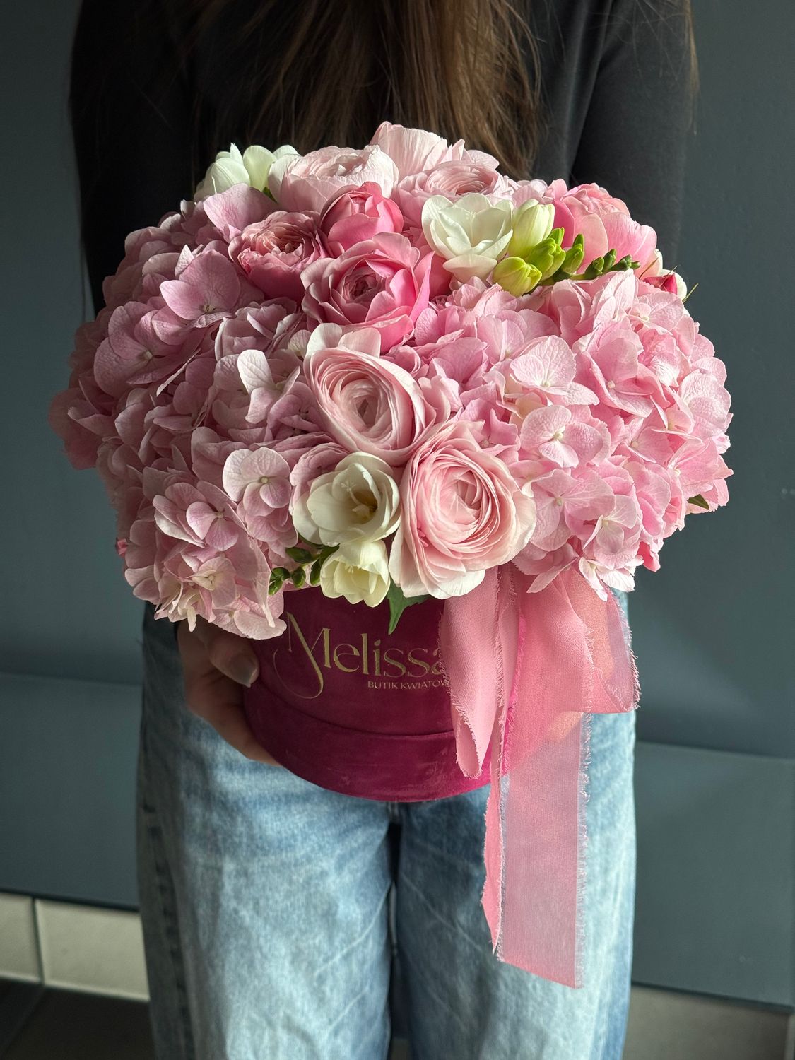 Box with ranunculus, hydrangeas, freesias, and roses «Polly»