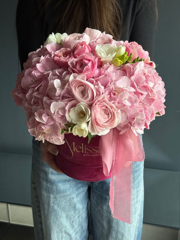 Box with ranunculus, hydrangeas, freesias, and roses «Polly»