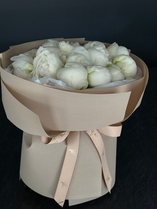 Bouquet of white peonies «Vanessa»
