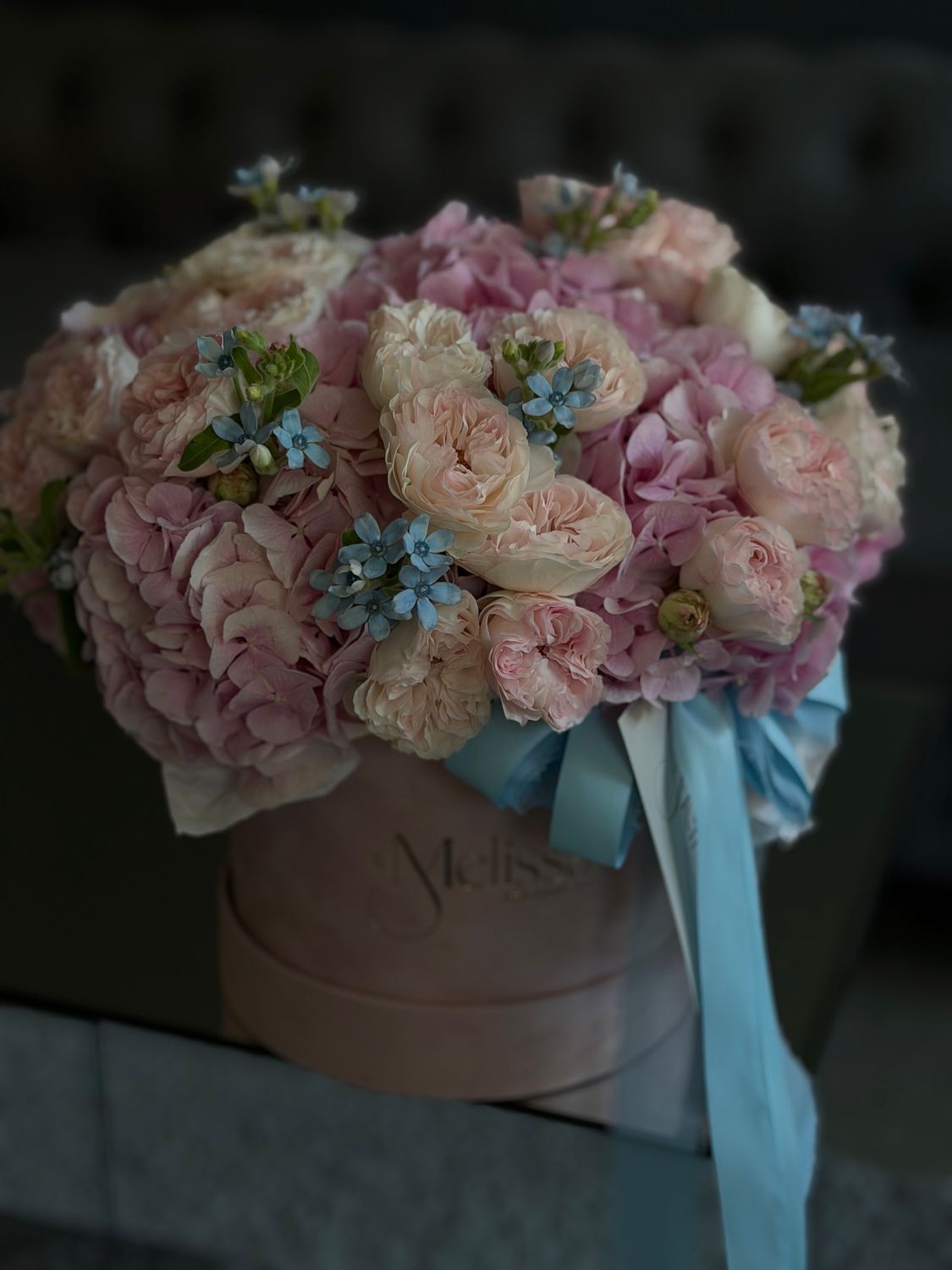 Hydrangea box, roses with blue accents «Selena»