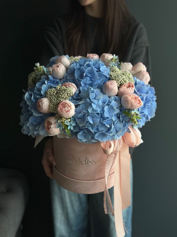 Flower box with hydrangea, spray rose and ozothamnus «Rina»