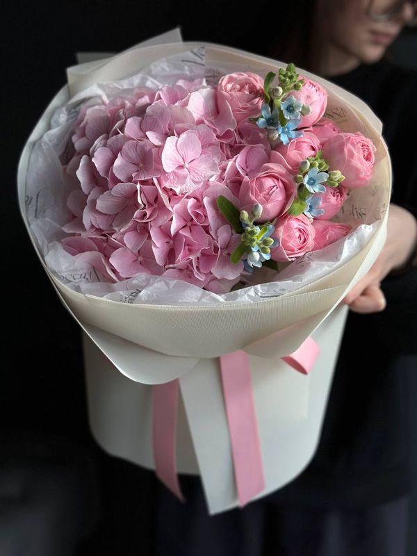 Bouquet of hydrangeas and spray roses with blue accents «Simona»