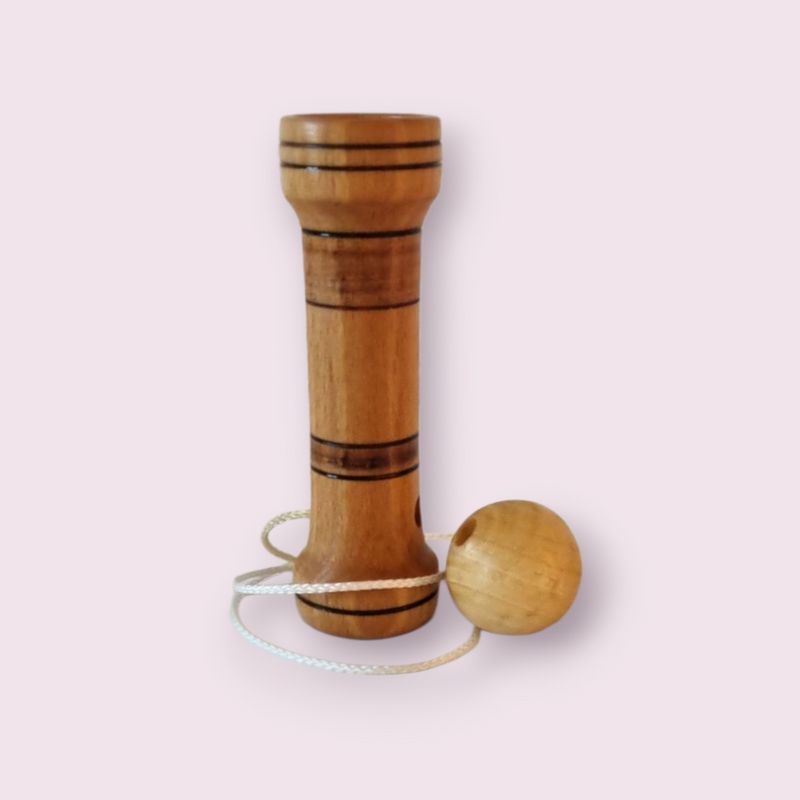 Bilboquet en bois massif.