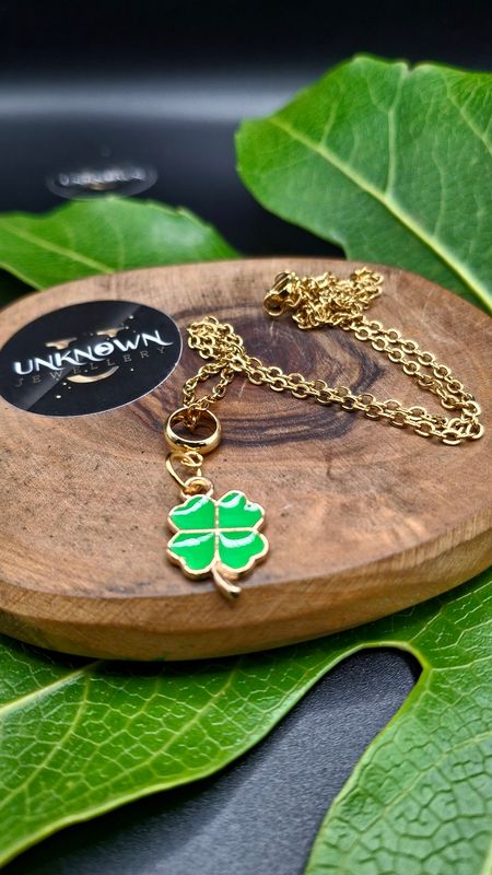 Irish green four leaf clover pendant necklace