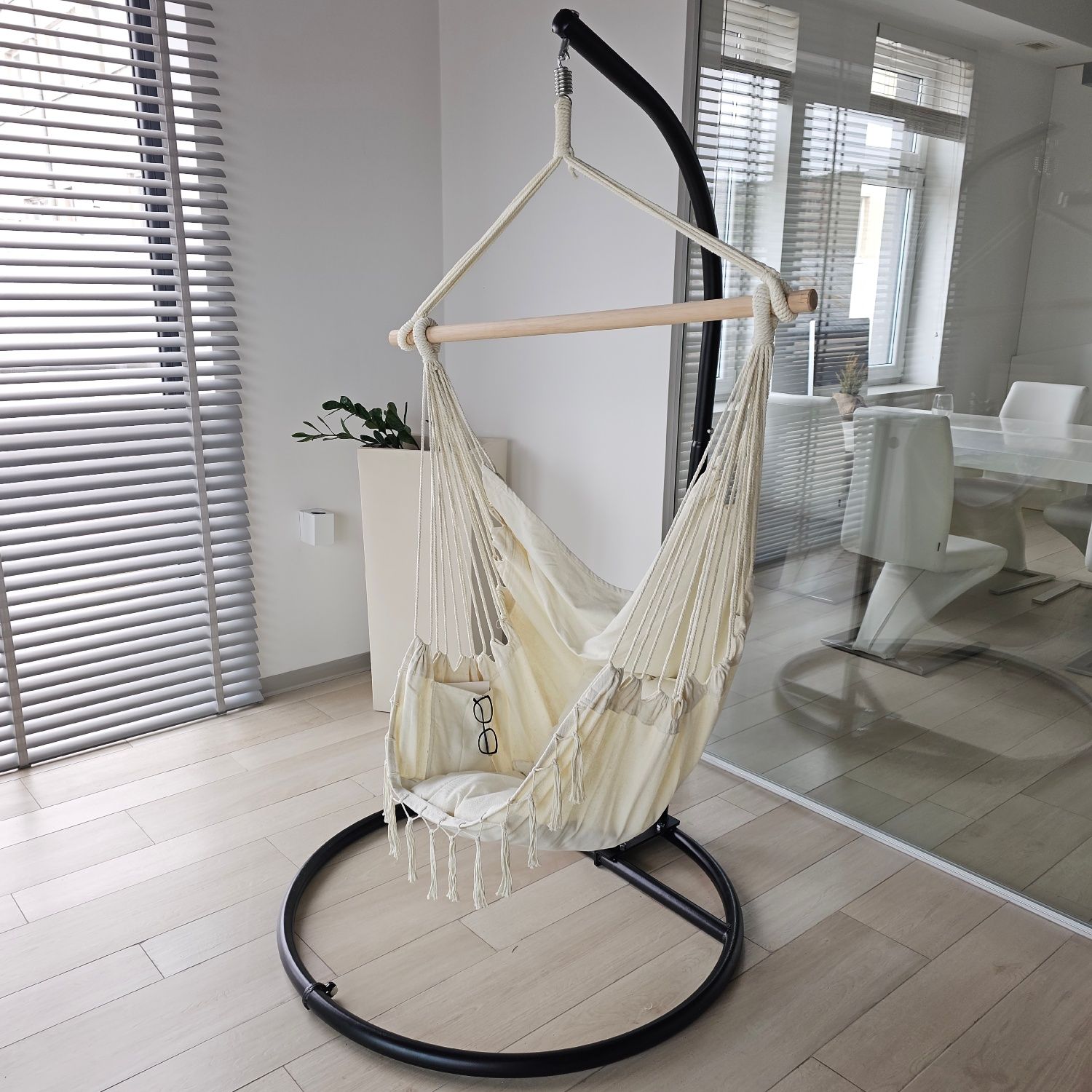 Zestaw relaksacyjny: stelaż + krzesło brazylijskie boho z poduszkami – szary fotel wiszący ogrodowy- ekru