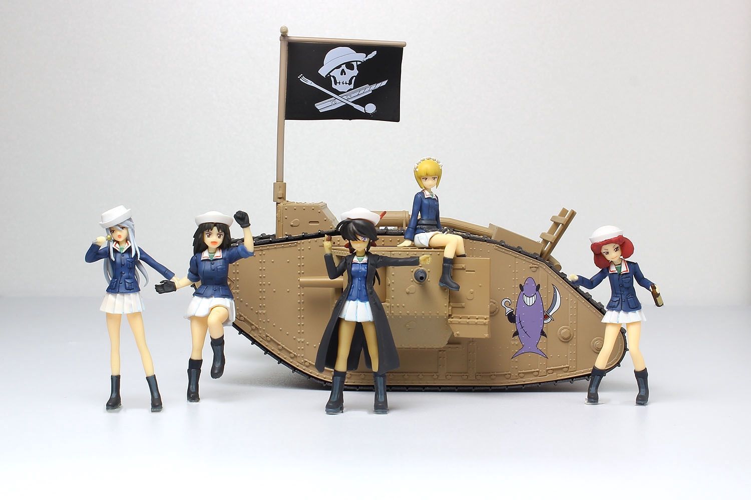 Platz 1/35 Girls und Panzer Mk.IV + Team Samesan Figures Prepainted Display GPSP9