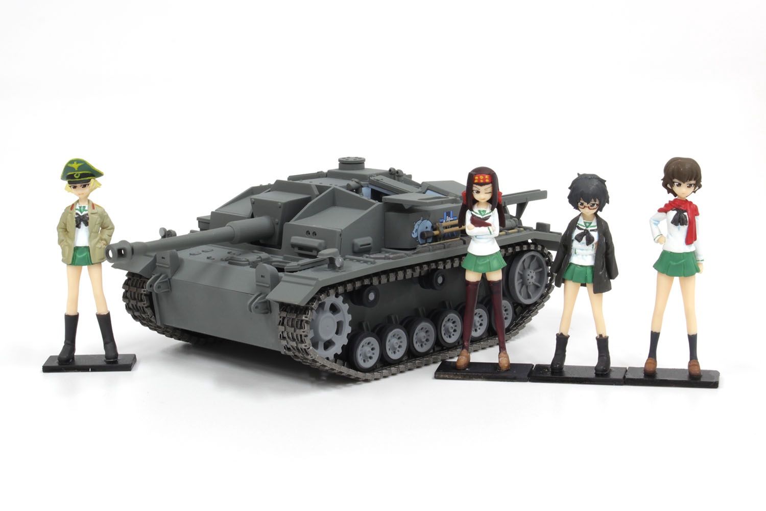 Platz 1/35 Girls und Panzer Das Finale Deformed III Sturmgeschutz III Ausf. F Painted Display Model + Team Kabasan Figure Kit Set GPSP5