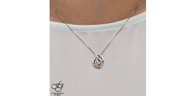 Maple Leaf Forever 10KWR .10TW Diamond Necklace PP3865