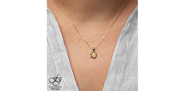 Maple Leaf Forever 10KY .01TW Diamond Necklace PP3164