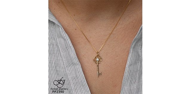 Maple Leaf Forever 10KY .02TW Diamond Necklace PP2390