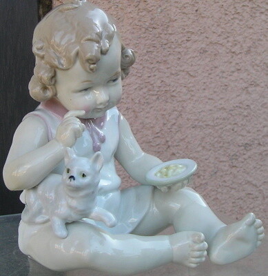 Beeld zittend kind met kat 18 cm GRAEFENTHAL PORSELEIN