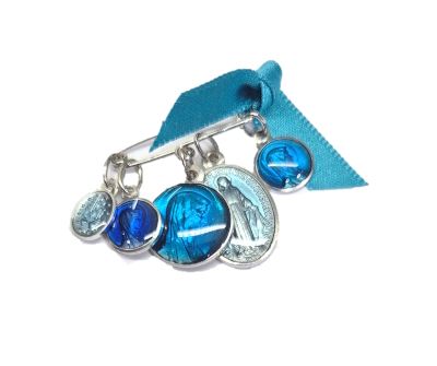 Speldje met 5 Medailles en strikje Blauw