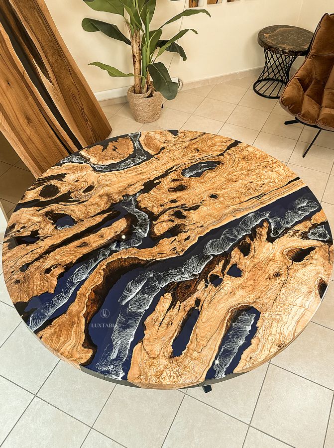 ​Круглий стіл Aragoon виготовлений із масиву оливкового дерева