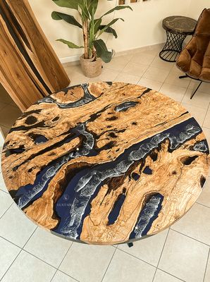 ​Круглий стіл Aragoon виготовлений із масиву оливкового дерева