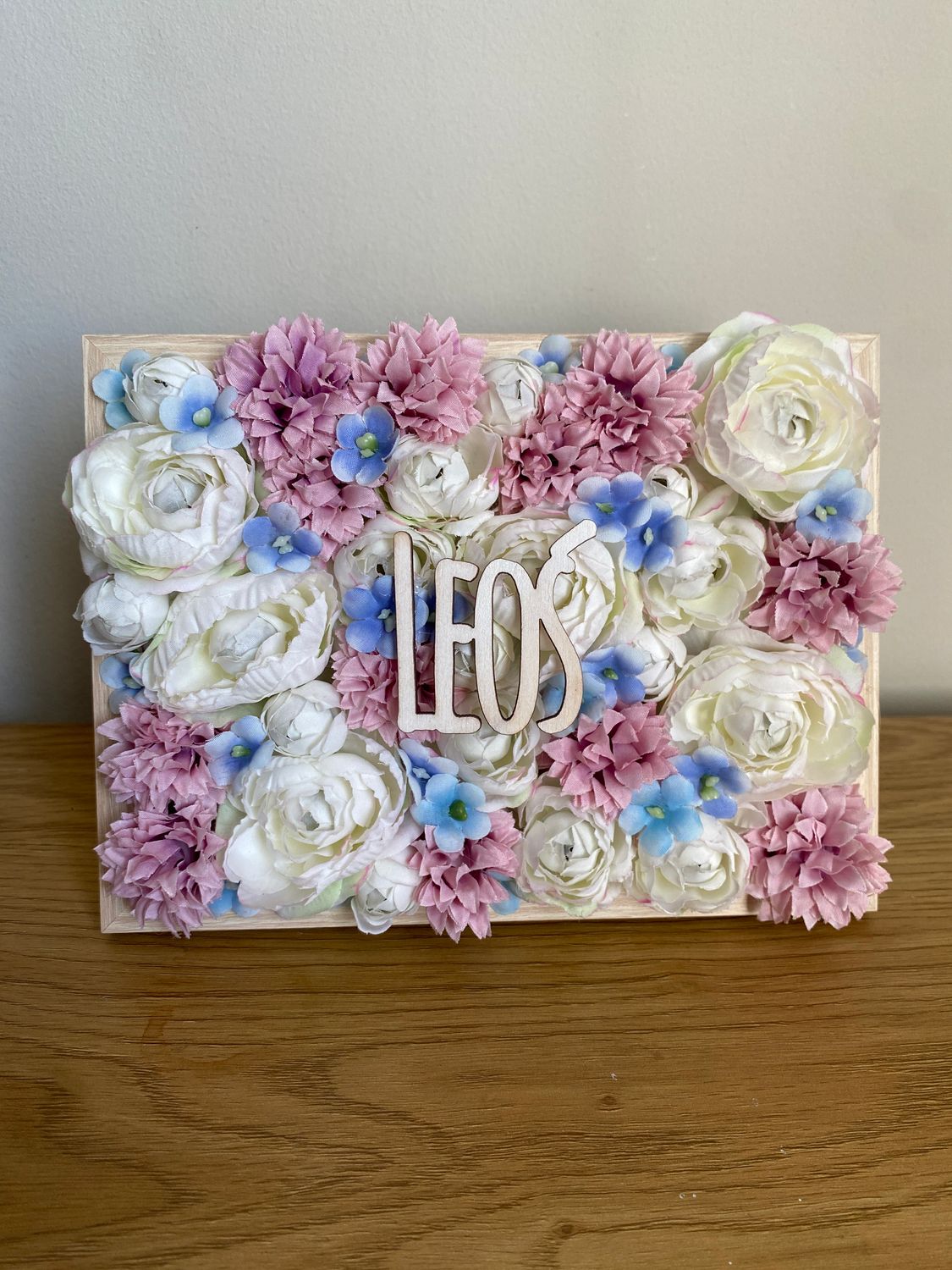 Personalizowany obrazek z imieniem w drewnianej ramce – pastelowe kwiaty