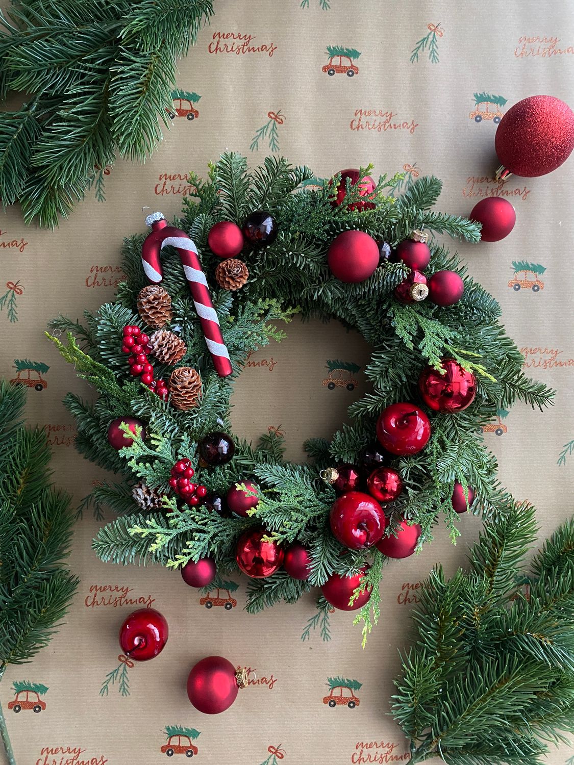 czerwony wianek świąteczny