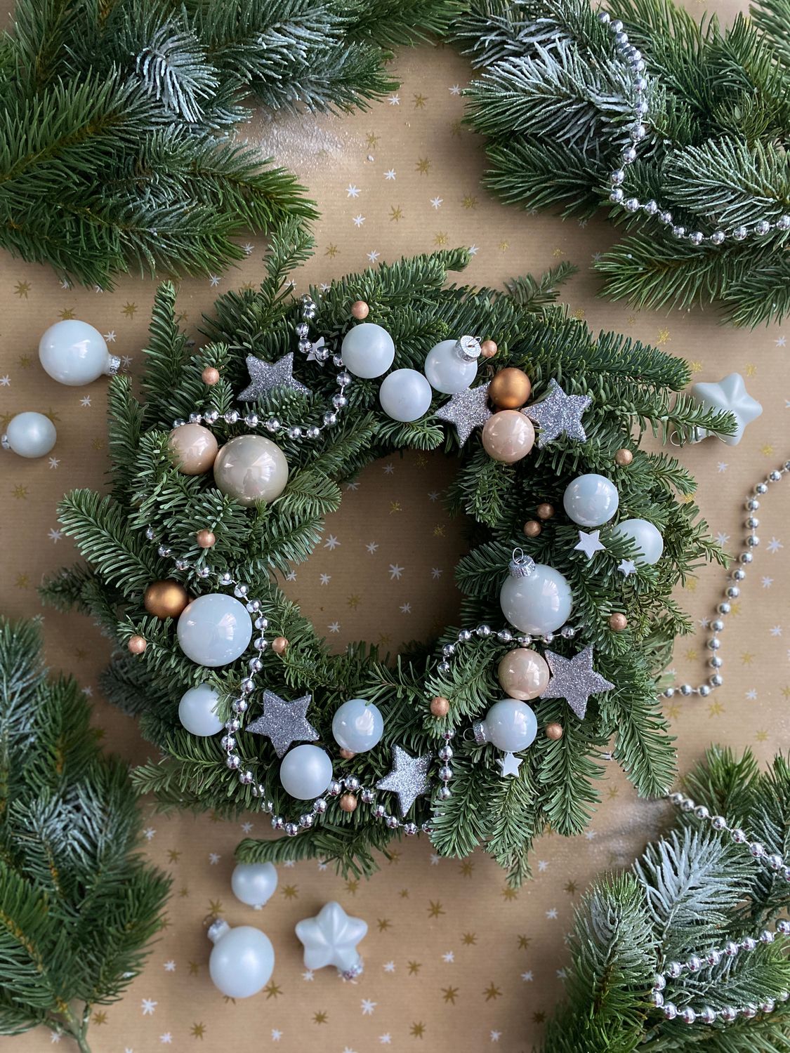 Wianek świąteczny „Pierwsza Gwiazdka” – z białymi bombkami, srebrnym łańcuszkiem i subtelnymi akcentami kolorystycznymi