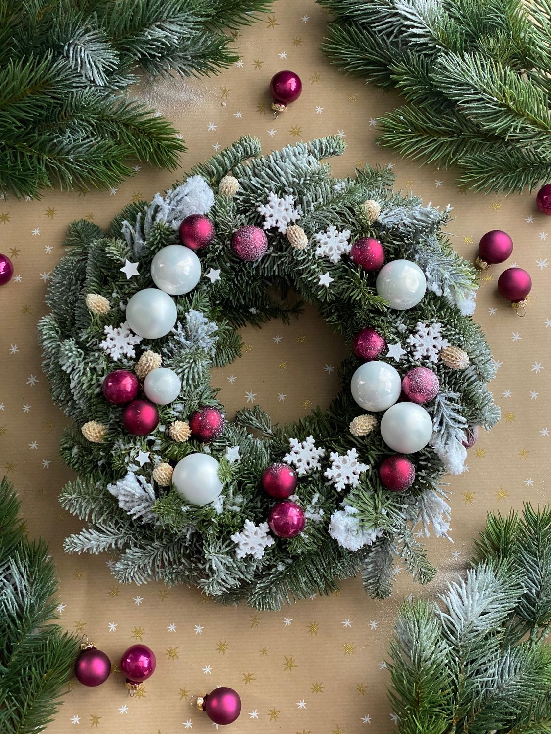 różowy żywy wianek świąteczny z dostawą