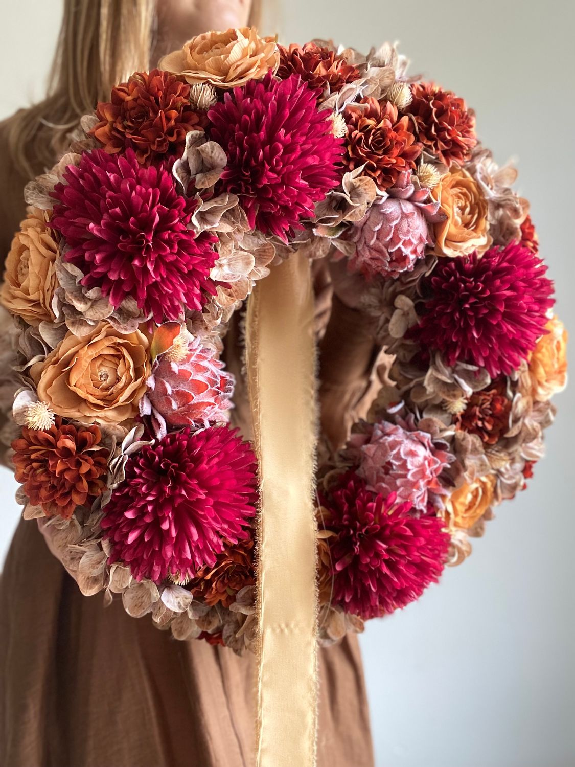 Jesienny wianek na drzwi ze sztucznych kwiatów – rudo-brązowy z akcentami czerwieni