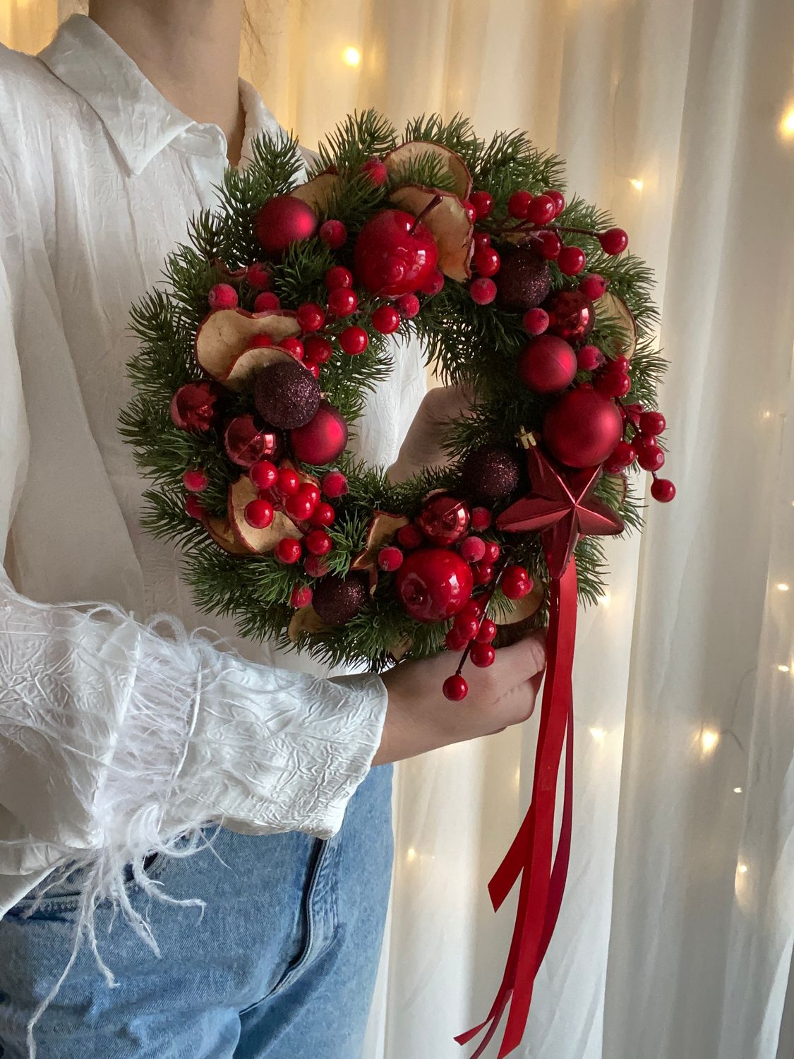 Świąteczny wianek na drzwi ze sztucznych gałązek – z czerwonymi bombkami, suszonymi jabłkami i gwiazdą