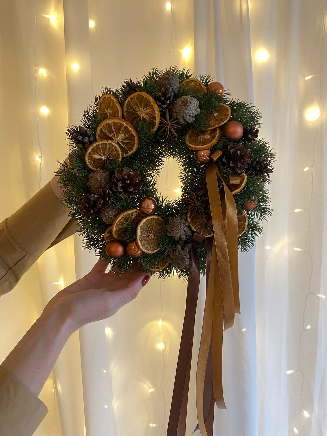 Świąteczny wianek na drzwi ze sztucznych gałązek – naturalny ze złotymi bombkami, szyszkami i suszonymi pomarańczami