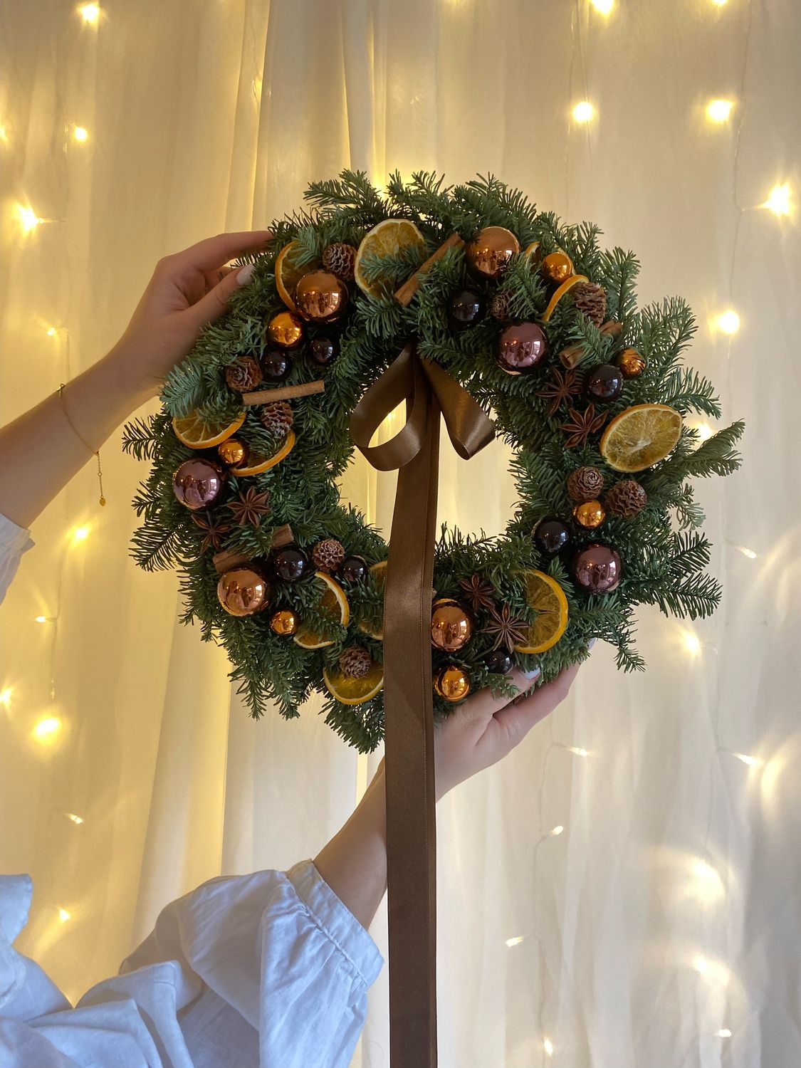 Świąteczny wianek na drzwi na żywym podkładzie – naturalny z brązowymi bombkami, szyszkami i suszonymi pomarańczami