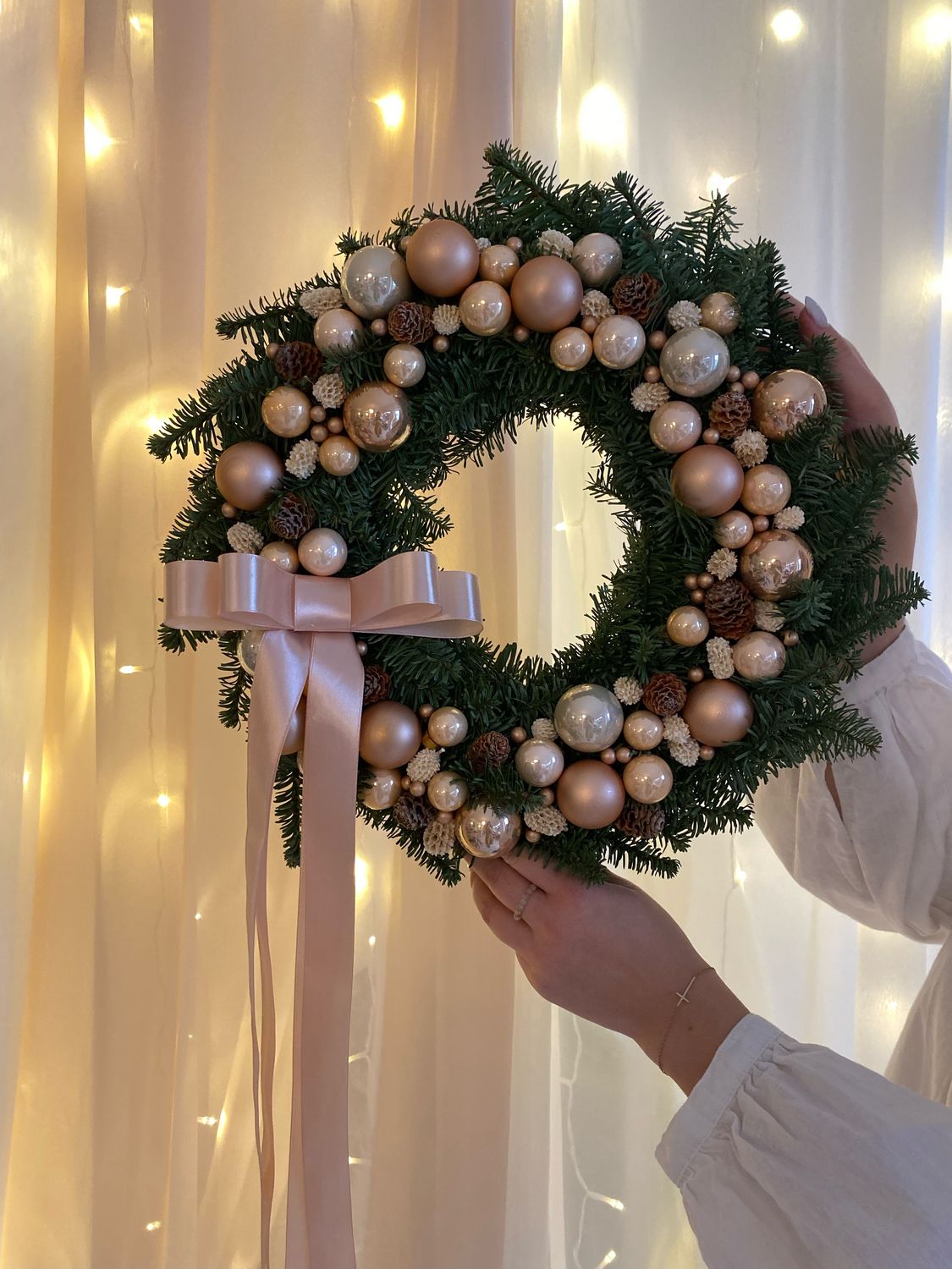 Szampański wianek na żywym podkładzie z pastelowymi bombkami – elegancja i naturalny urok
