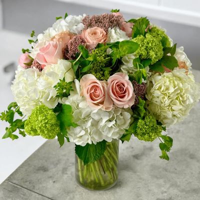 Rose &amp; Hydrangea Flower Arrangement