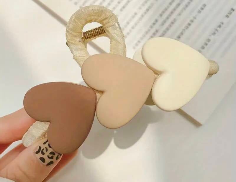 Haarclip met hartjes.
