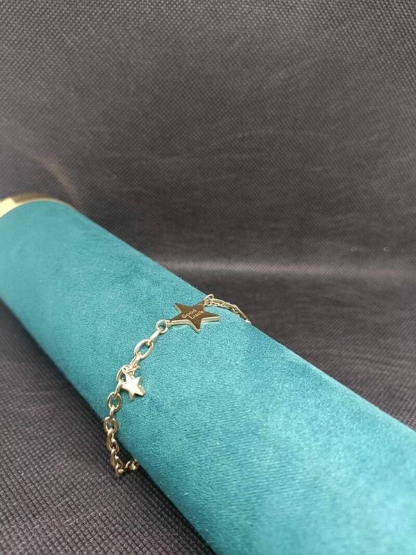 Armband met sterren.