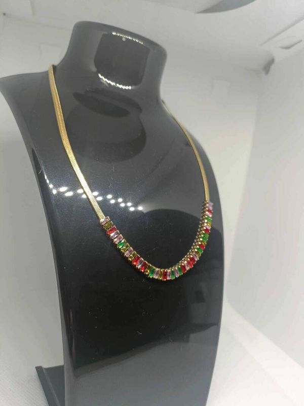 Ketting met verschillende kleuren.
